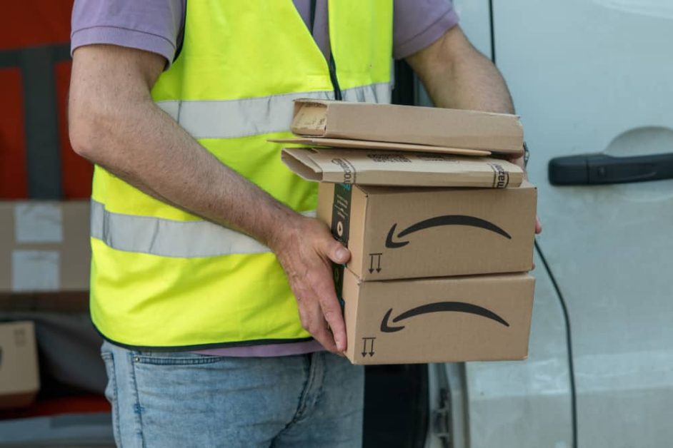 How Late Does Amazon Deliver? (2023 Guide)